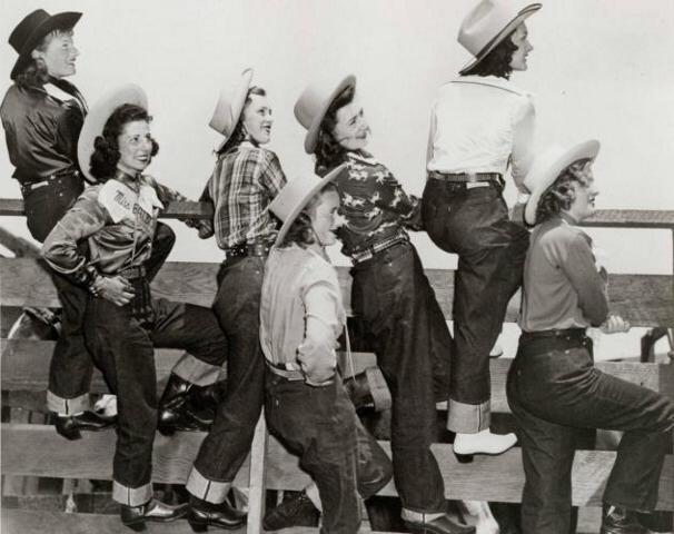Со временем пуговицы заменили молниями, а в 1918 года фирма levi's запустила женскую рабочую одежду.